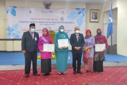 Berkomitmen Gerakkan Keluarga Berencana, Wali Kota Pangkalpinang Terima Penghargaan Manggala Karya Kencana dari BKKBN