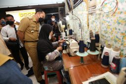 UMKM konveksi di Surabaya siap jadi pusat penyedia seragam dan tas