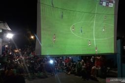 Penonton nobar laga final AFF kompak nyanyikan Indonesia Raya