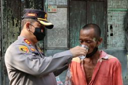 Ngatemen, tunanetra pemanjat pohon kelapa setinggi 10 meter di Batubara