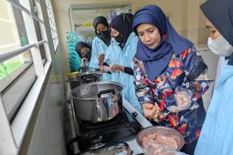 Tim dosen UMM latih warga membuat bakso rumput laut