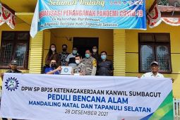 Serikat Pekerja BPJamsostek serahkan bantuan bencana banjir Tapsel - Madina