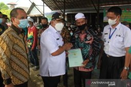 Kantor Pertanahan serahkan sertifikat tanah kepada warga dan UMKM