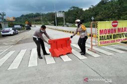 Polisi tutup jalan cegah kerumunan pada malam Tahun Baru 2022
