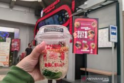 Ramen yang "telanjang"di gelas transparan