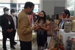 Presiden Jokowi dirayu beli jaket bermotif khas Dayak Sintang