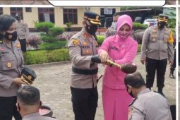 Kapolres Langkat siramkan kembang kepada 91 personel naik pangkat