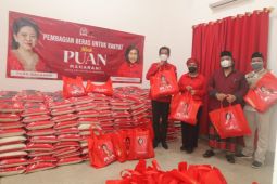 Tahun Baru 2022, PDIP Surabaya bagikan beras "Mbak Puan" kepada warga