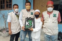 Relawan komunitas sedekah jumat Jakarta Pusat bersedekah di Kampung Rawa