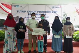 Tutup tahun 2021, PT Timah berikan tali asih bagi 100 anak yatim piatu di Bangka Barat