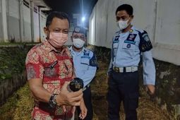 Bola tenis isi sabu terbang lompati benteng lapas Semarang