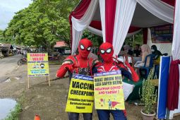 Polres Muarojambi undang  'super hero' ajak vaksin pengunjung candi