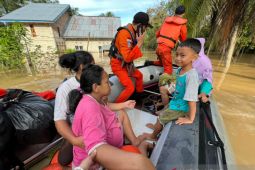 Tim SAR evakuasi wanita hendak melahirkan di lokasi banjir Bungo