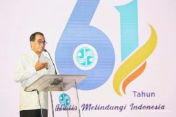 Minister receives award from police, Jasa Raharja