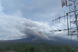 Gunung Semeru kembali luncurkan awan  panas  guguran