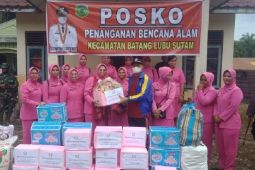 Bhayangkari Palas bantu korban banjir bandang Batang Lubu Sutam