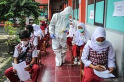 West Java cities, districts can regulate school reopening: Governor
