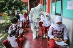West Java cities, districts can regulate school reopening: Governor