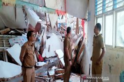 Arbiuddin tinjau sekolah yang rusak akibat banjir Madina
