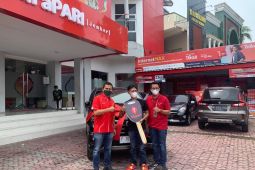 Guru SD di Situbondo dapat hadiah mobil dari Telkomsel