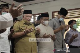 Gubernur bertakziah dan salatkan jenazah ibunda Dirjen Minerba