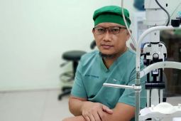 Dokter: Jangan langsung diusap ketika mata masuk abu rokok