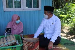 Bupati HSS kunjungi lansia Asuh Nenek Halimah