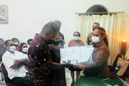 Layanan terintegrasi Dispendukcapil Ambon dimulai di pernikahan massal, selamat untuk 19 pasutri