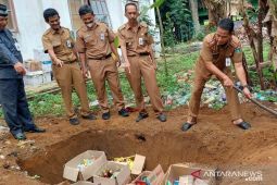 Satgas pangan Tanah Bumbu musnahkan barang dan pangan kedaluwarsa