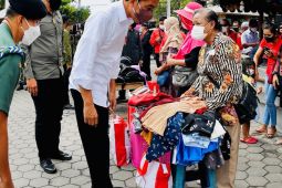 Presiden bagikan bantuan tunai ke pedagang pasar di Sragen-Grobogan