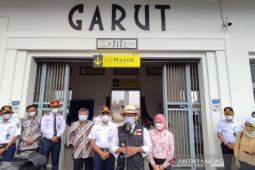 Gubernur Jawa Barat tinjau jalur KA Cibatu-Garut sebelum diresmikan