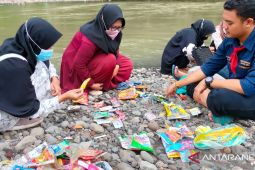 Ecoton: Kadar fosfat dan sampah di Sungai Bedadung Jember tidak wajar