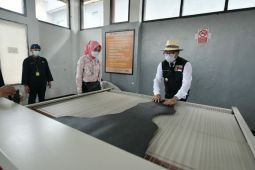 Ridwan Kamil ajak pelaku industri kulit Garut "naik kelas"