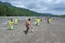 Akses terputus, siswa di lereng Semeru sekolah di bantaran sungai
