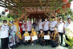 Ketua FKWT Lampung Tengah berikan bantuan untuk 3 KWT kecamatan