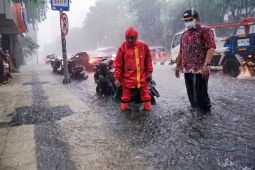 Sejumlah wilayah di Kota Surabaya terendam akibat hujan deras