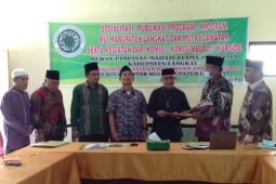 Ketua MUI Langkat Serahkan SK Kepengurusan kepada tiga Ormas Islam