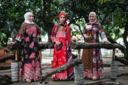 Busana Kreasi Batik Modern
