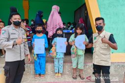Bhabinkamtibmas Sempan Bangka bagikan puluhan bingkisan