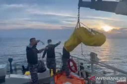 KRI Parang-647 temukan mayat mengapung di laut