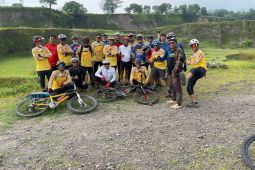 Wawali Armuji ajak warga Surabaya tumbuhkan budaya hidup sehat dengan gowes