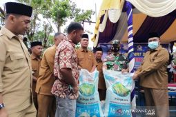 Bupati Aceh Barat bagi 275 ton pupuk untuk petani