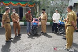 Pemenang sepeda motor undian vaksin HSS bersyukur dan gembira