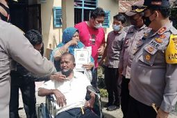 Impian penjual jamu keliling berikan kursi roda untuk suami lumpuh terwujud