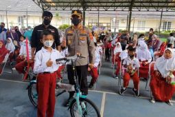 Polres Majalengka hadirkan badut dan "doorprize" gaet anak ikut vaksinasi