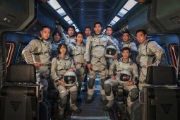 Aktor Jung Woo Sung dan sapu di bulan dalam "The Silent Sea"