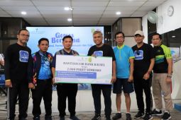 Bank Kalsel menyerahkan 2 ribu paket sembako dukung vaksinasi lansia