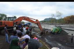 Truk terseret lahar hujan Gunung Semeru