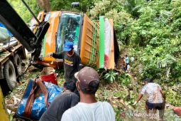 Truk pengangkut material PLTU Nagan Raya terjun ke jurang di Gunung Paro