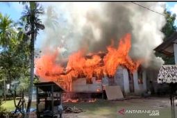 Sebuah rumah warga di Seuradeuk Aceh Barat musnah terbakar